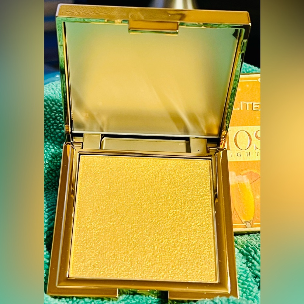GlamLite highlighter golden in color with box